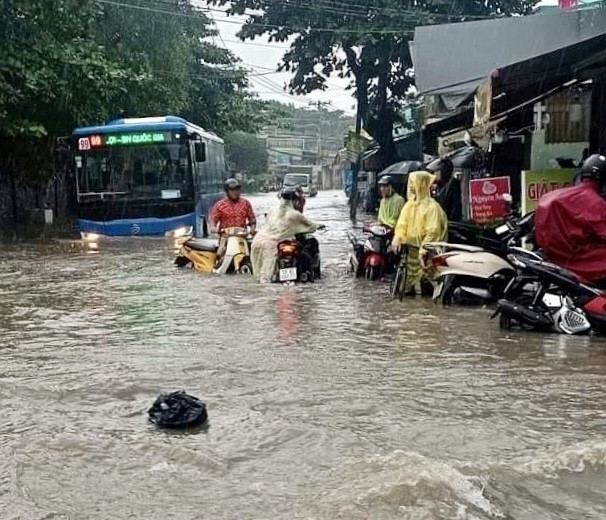 Đường Dương Văn Cam, thành phố Thủ Đức mênh mông nước, hàng loạt xe chết máy. (Ảnh: Hồng Giang /TTXVN)