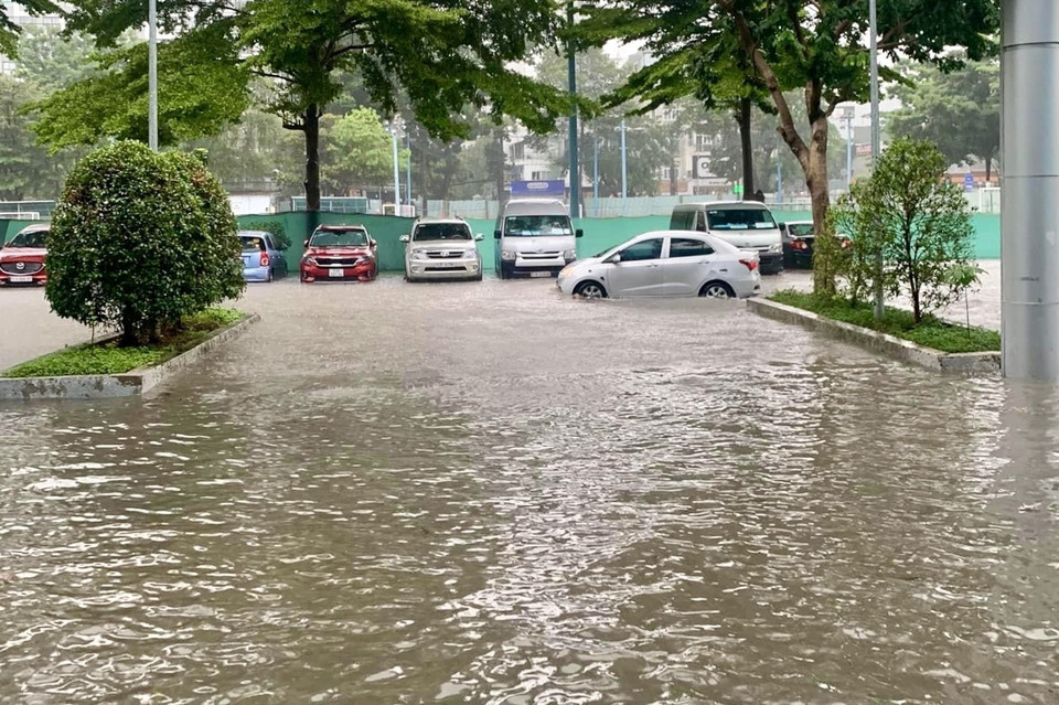 Nước ngập trên đường Hồng Hà, quận Phú Nhuận. (Ảnh: Hồng Giang/TTXVN)