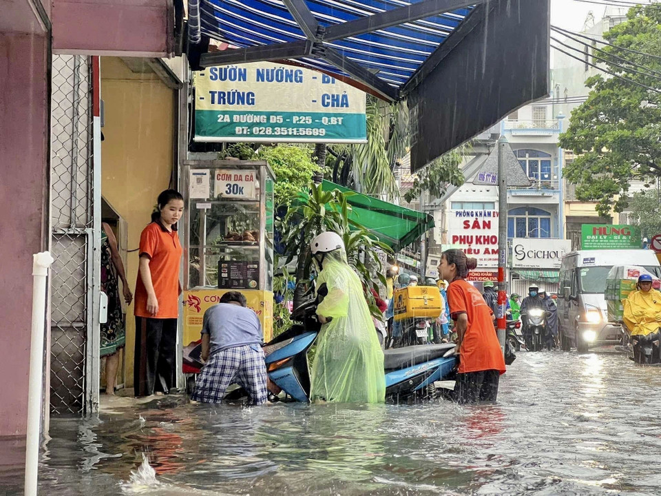 Đường D5, quận Bình Thạnh nước ngập tràn cả vào nhà dân hai bên đường. (Ảnh: TTXVN phát)