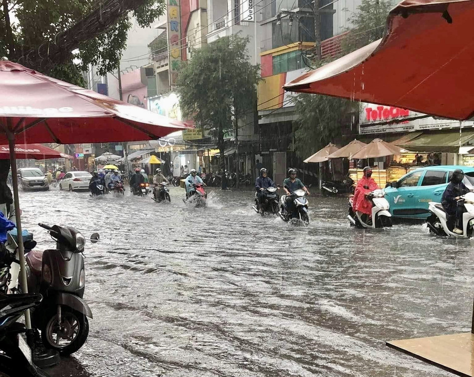 Nước ngập sâu trên đường D2, quận Bình Thạnh. (Ảnh: Hồng Giang/TTXVN)