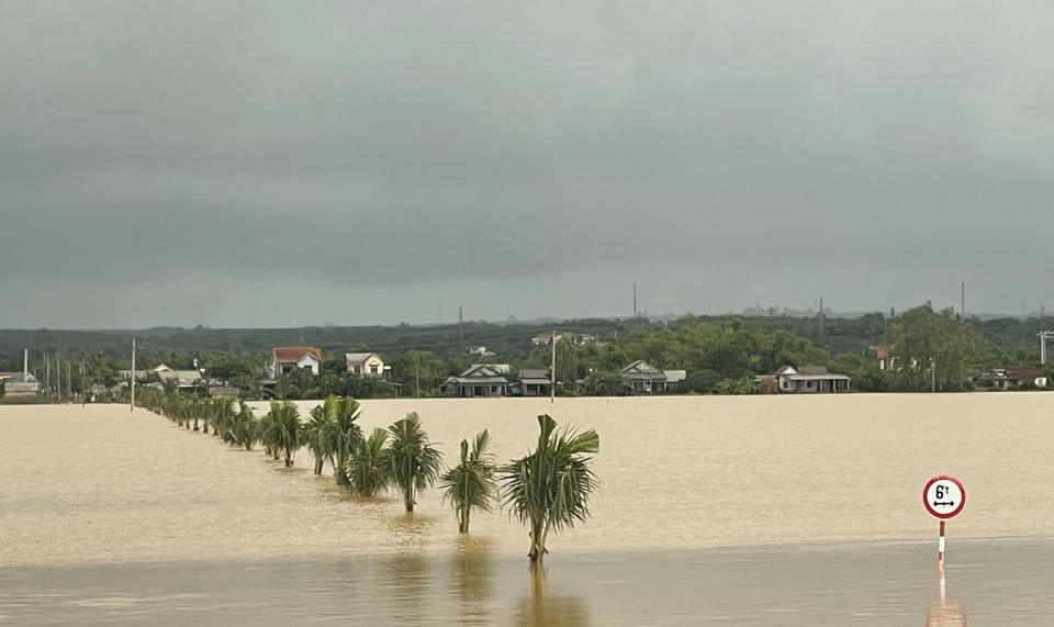 Tuyến đường của xã Vĩnh Lâm bị ngập sâu trong nước. (Ảnh: Thanh Thuỷ/TTXVN)