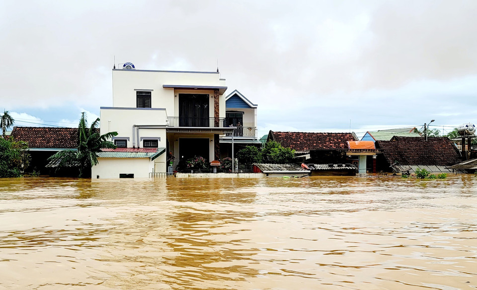 Nước lũ dâng cao từ 2 - 4m gây ngập nhà dân tại huyện Lệ Thủy. (Ảnh: Tá Chuyên/TTXVN)