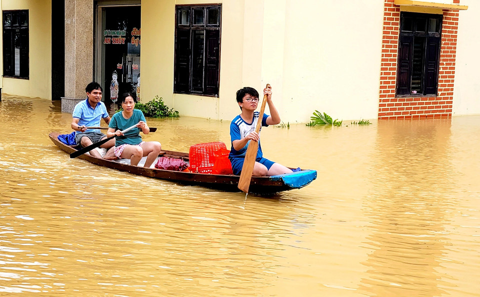 Người dân xã An Thủy phải di chuyển bằng thuyền. (Ảnh: Tá Chuyên/TTXVN)