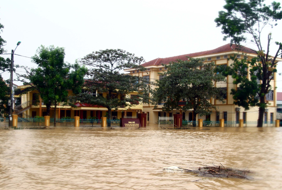 Trụ sở làm việc Uỷ ban Mặt trận Tổ Quốc Việt Nam xã An Thủy, huyện Lệ Thủy ngập sâu trong nước lũ. (Ảnh: Tá Chuyên/TTXVN)