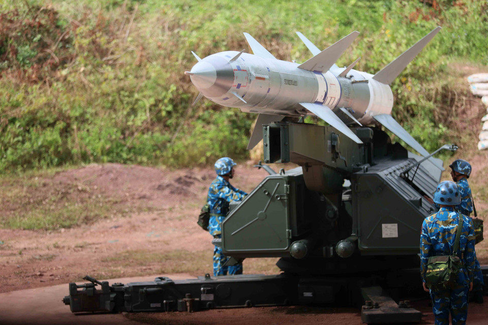 Kiểm tra công tác an toàn cho tên lửa trên bệ phóng. (Ảnh: An Đăng/TTXVN)