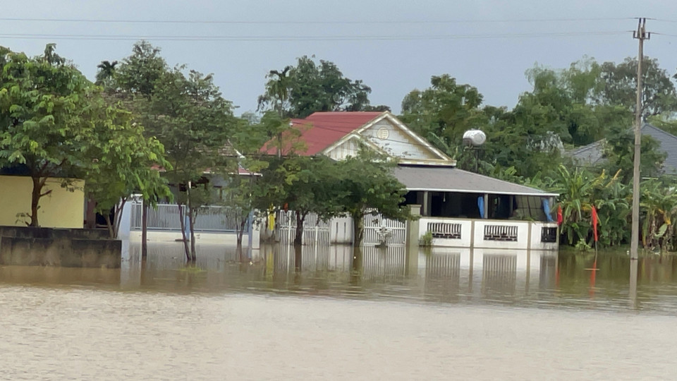 Nhiều ngôi nhà tại xã Vĩnh Lâm, huyện Vĩnh Linh ngập sâu trong nước. (Ảnh: Thanh Thuỷ/TTXVN)