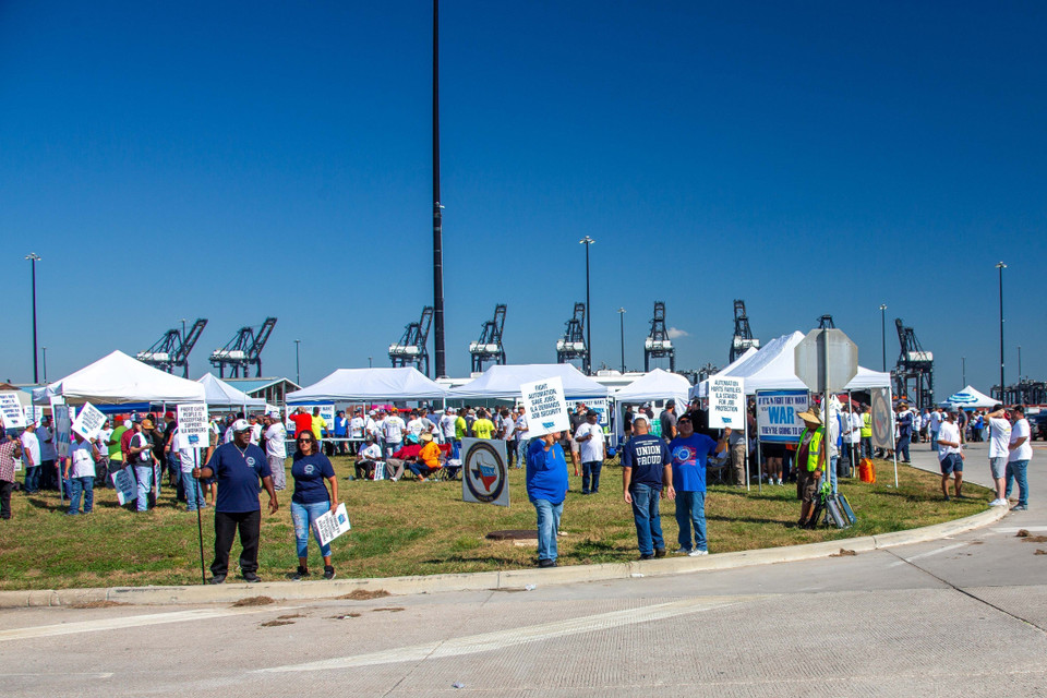 Nhân viên cảng Houston, bang Texas, Mỹ tham gia đình công ngày 1/10/2024. (Ảnh: THX/TTXVN)