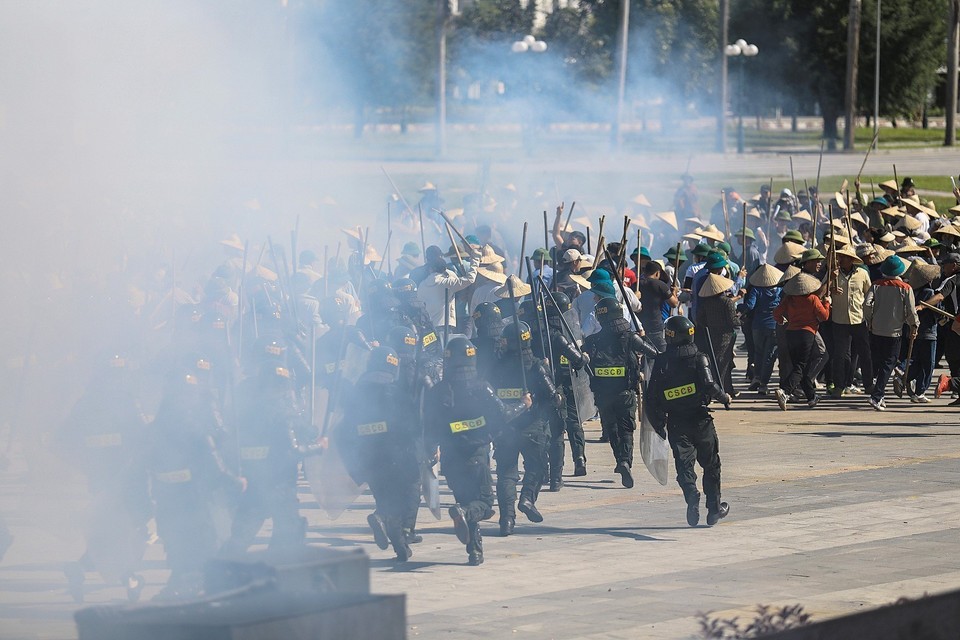 Diễn tập nội dung lực lượng Công an tỉnh Hòa Bình giải tán đám đông gây rối an ninh trật tự. (Ảnh: Trọng Đạt/TTXVN)