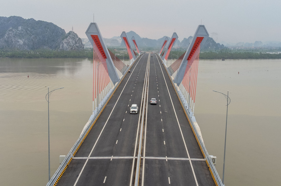 Cẩu Bến Rừng với thiết kế đặc biệt 3 trụ chính hình chữ V, bắc qua sông Đá Bạch. (Ảnh: Hoàng Hiếu/TTXVN)