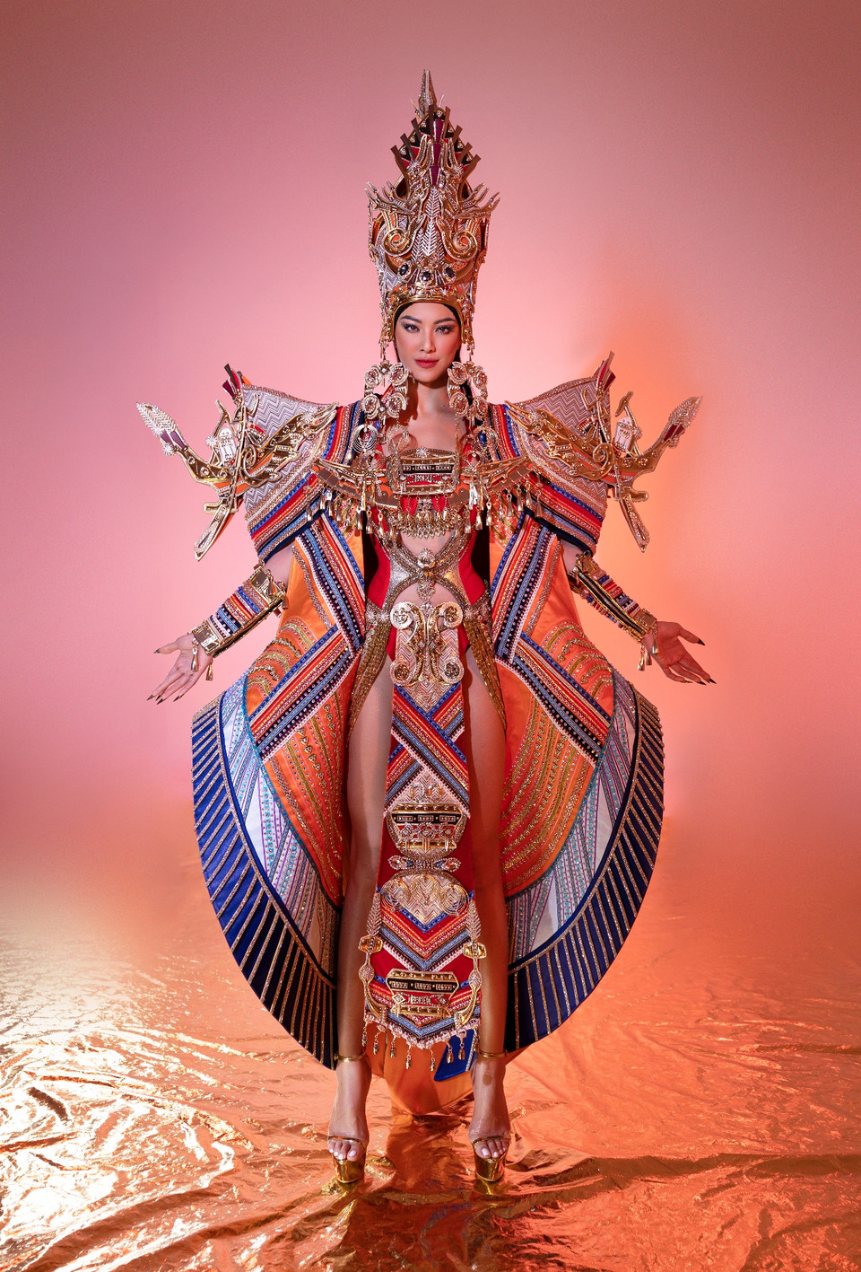 Nhà thiết kế Lê Long Dũng chia sẻ: ‘Đúng với tên gọi Hùng ca biển cả, bộ trang phục dân tộc mang tinh thần khỏe khoắn, mạnh mẽ, thể hiện sự hùng vỹ của thiên nhiên, đất nước và con người Việt Nam. Những con người Việt Nam cùng nhau đi chung một con thuyền gồm nhiều thế hệ cùng nhau khám phá và xây dựng quê hương đất nước, kiến tạo những giá trị mới để sánh vai với bạn bè năm châu bốn bể. Trên hết, bộ trang phục thể hiện được tinh thần đoàn kết của nhân dân ta, cùng nhau lao động hăng say để đất nước trở nên giàu đẹp.’ (Ảnh: CTV/Vietnam+)