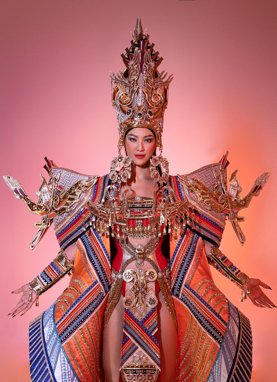 Với bộ trang phục dân tộc mang đậm giá trị văn hóa truyền thống này, hình ảnh Việt Nam sẽ một lần nữa được tôn vinh ở đấu trường nhan sắc Miss Supranational 2022, đang được tổ chức tại Ba Lan. (Ảnh: CTV/Vietnam+)