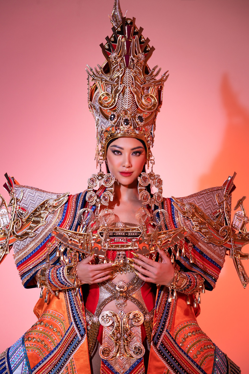 Mất hai tháng lên kế hoạch và bản vẽ cùng một tháng thực hiện liên tục, êkíp của nhà thiết kế Lê Long Dũng chăm chút tỉ mỉ từng chi tiết nhỏ của sản phẩm. Toàn bộ trang phục nặng 30kg, đặc biệt riêng phần nón nặng 10kg với những chi tiết được đính kết cầu kỳ và công phu. (Ảnh: CTV/Vietnam+)