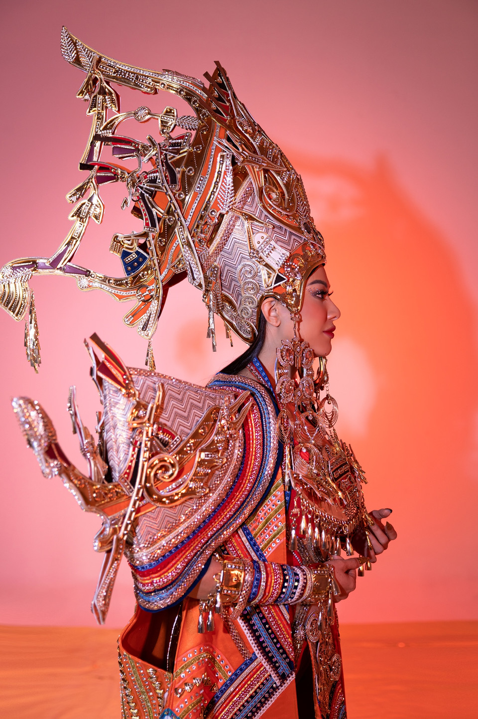 Chất liệu đặc biệt cầu kỳ của thiết kế được mạ vàng, mạ đồng và đính kết pha lê, hạt nhân tạo. Lê Long Dũng cho biết anh đã tinh tế chạm khắc và đính kết những bộ phận đặc biệt như chiếc nón và phần vai của bộ trang phục vô cùng khéo léo, tinh xảo. (Ảnh: CTV/Vietnam+)