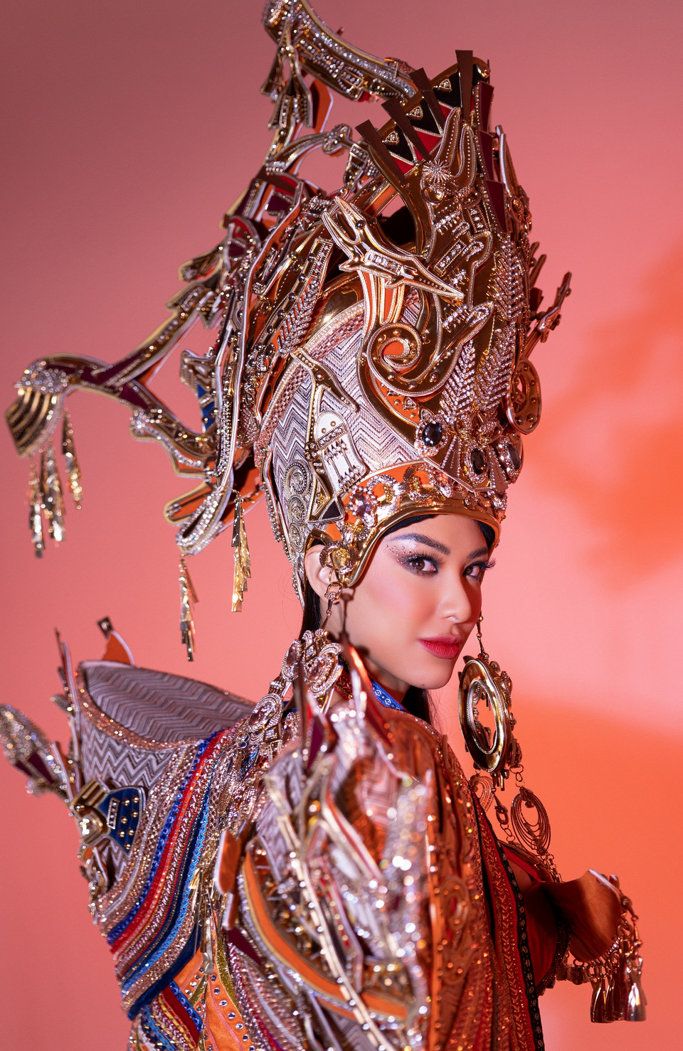 Những linh vật vừa tôn vinh sức mạnh con người Việt Nam vừa thể hiện vẻ đẹp sang trọng, quý phái của người phụ nữ. Khoác lên mình trang phục dân tộc với phần cánh được đính kết tỉ mỉ, chăm chút từng chi tiết nhỏ, Á hậu Kim Duyên toát lên vẻ uy quyền và huyền bí. (Ảnh: CTV/Vietnam+)