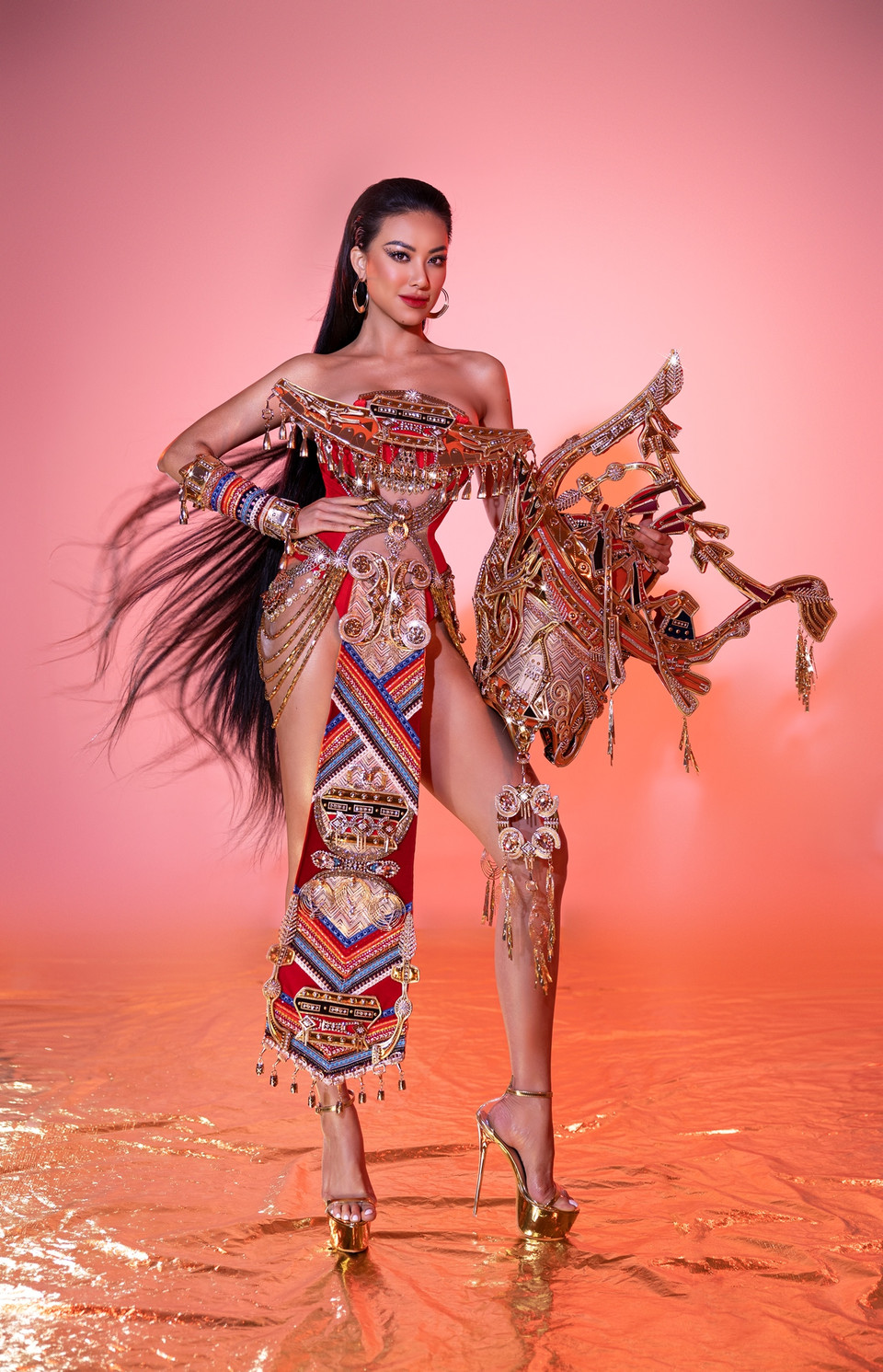 Kể một câu chuyện quen nhưng nhà thiết kế Lê Long Dũng đã khéo léo truyền tải ý nghĩa đó qua hình ảnh con thuyền với thông điệp: Khi đi chung một con thuyền, tất cả chúng ta sẽ đoàn kết, cùng nhau giúp đỡ đồng bào bảo vệ đất nước, khám phá những vùng đất mới và giao lưu với bạn bè khắp năm châu. (Ảnh: CTV/Vietnam+)