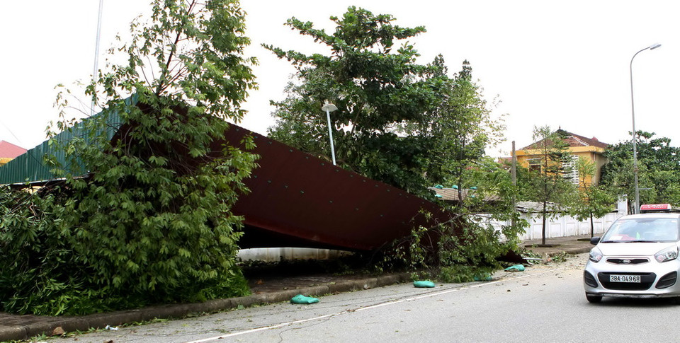 Mái tôn của trường học trên địa bàn thành phố Hà Tĩnh bị bão gây hư hỏng. (Ảnh: Thanh Tùng/TTXVN)