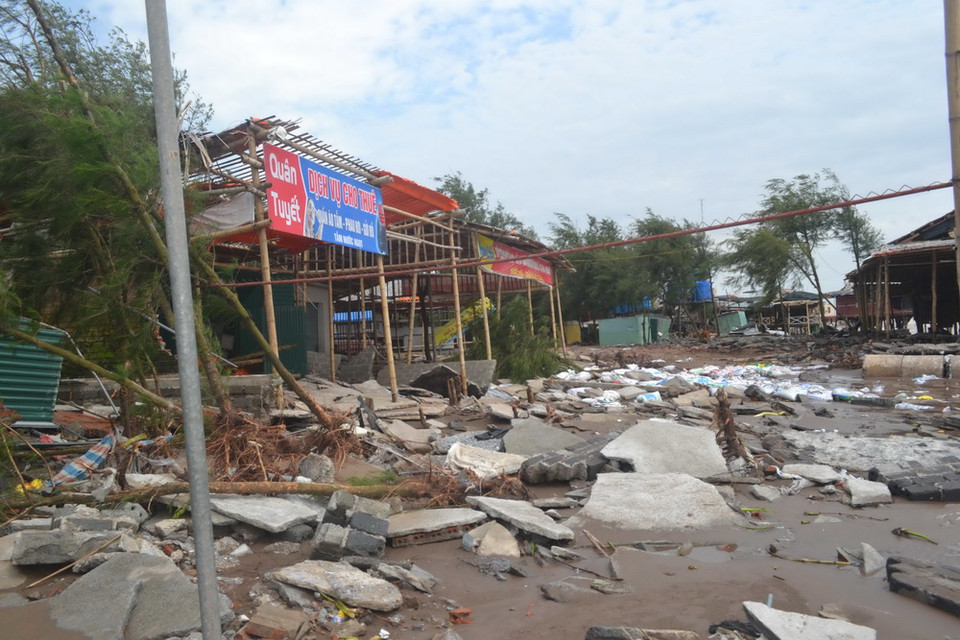 Lán trại kinh doanh tại bãi biển Cồn Vành tan hoang sau triều cường, bão lớn. (Ảnh: TTXVN phát)