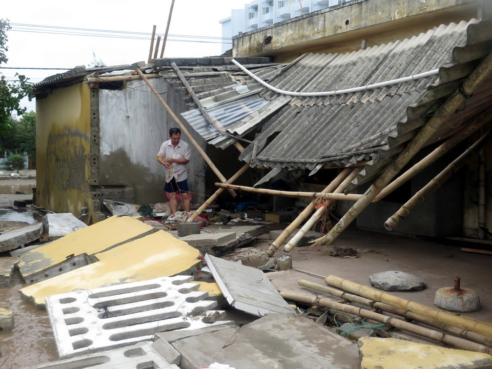 Khu nhà nghỉ, kiốt bán hàng ở thị trấn Thịnh Long, huyện Hải Hậu, tỉnh Nam Định bị ảnh hưởng nặng sau bão. (Ảnh: Nguyễn Lành/TTXVN)