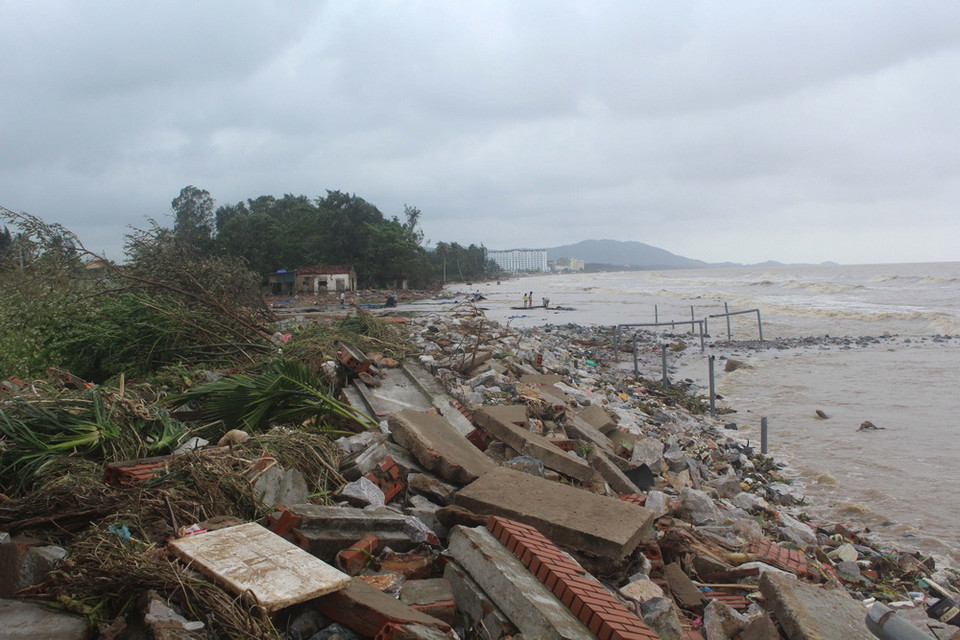 Đồng nuôi trồng thủy sản ngoài đê ở xã Hoằng Thanh (huyện Hoằng Hóa, Thanh Hóa) tan hoang sau bão. (Ảnh: Khiếu Tư/TTXVN)