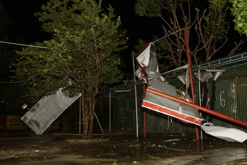 Biển quảng cáo tấm lớn của một nhà hàng trên đại lộ Lê Nin, thành phố Vinh, Nghệ An bị gió đánh sập, hư hỏng nặng (Ảnh chụp tối 15/9). (Ảnh: Thanh Tùng/TTXVN)
