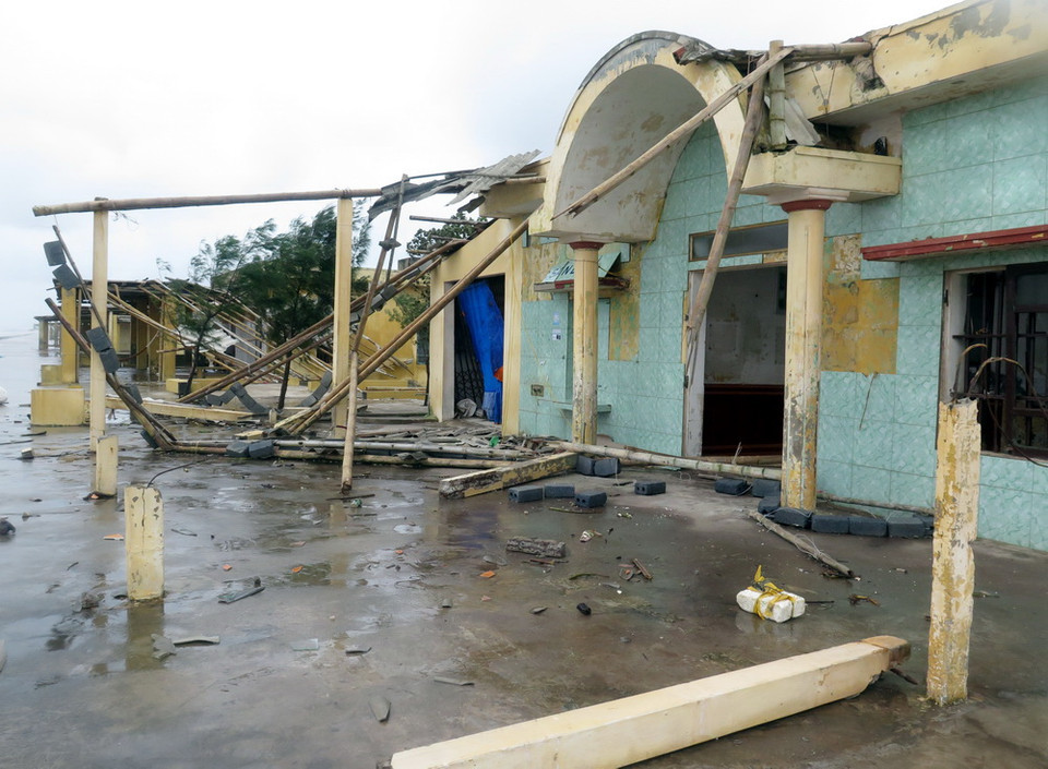 Khu nhà nghỉ, ki ốt bán hàng ở thị trấn Thịnh Long, huyện Hải Hậu, tỉnh Nam Định bị ảnh hưởng nặng sau bão. (Ảnh: Nguyễn Lành/TTXVN)