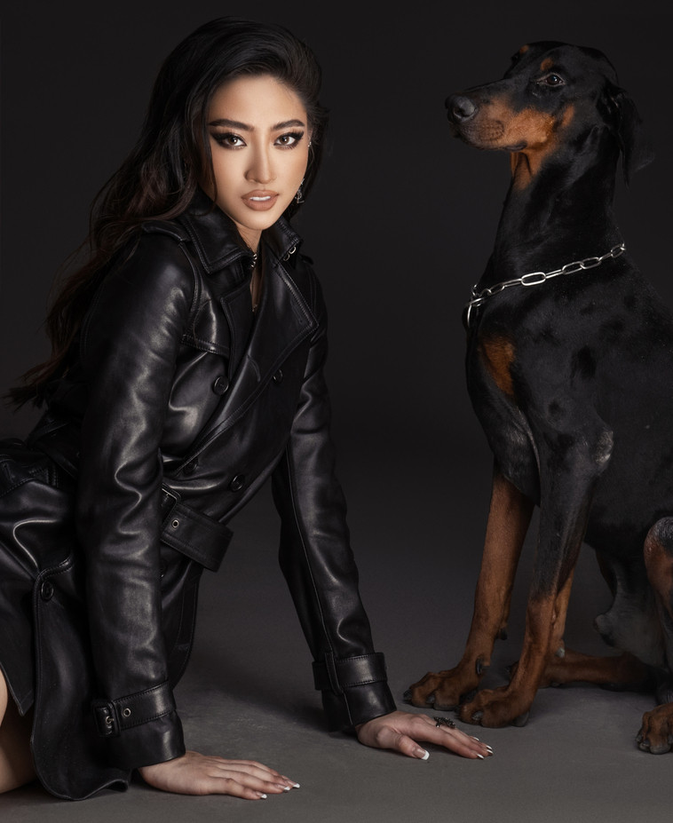 Miss World Vietnam 2019 sở hữu chiều cao nổi bật nên dễ dàng tỏa sáng cùng các trang phục. Những trang phục được người đẹp lựa chọn luôn có thiết kế ôm gợi cảm và khoe triệt để lợi thế đường cong cơ thể. (Ảnh: CTV/Vietnam+)