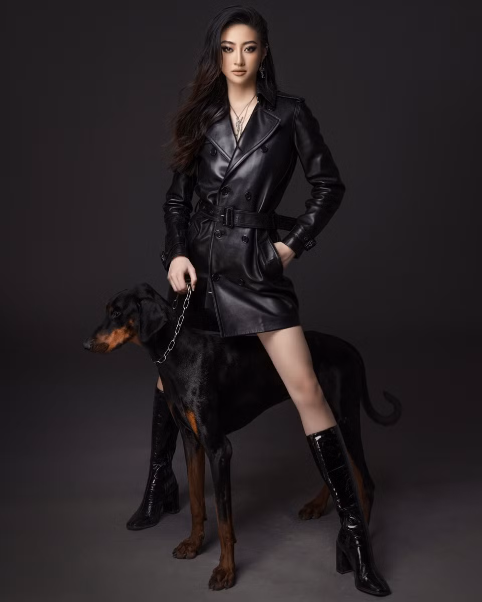 Diện mốt ‘giấu quần’ cùng áo khoác da và boots cao cổ, phong cách vượt thời gian này luôn dẫn đầu xu hướng và là lựa chọn tối ưu dành cho những quý cô hiện đại muốn thể hiện tinh thần ‘girl boss.’ (Ảnh: CTV/Vietnam+)