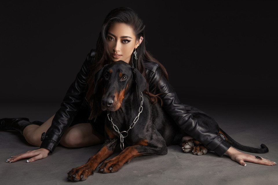 Với phong cách ‘đen toàn tập’ này, Lương Thùy Linh trông thật ngầu và bí ẩn. (Ảnh: CTV/Vietnam+)