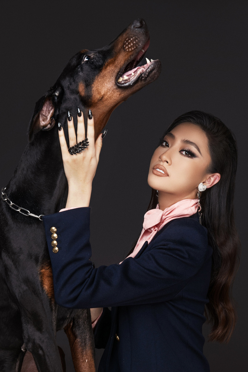 Với đôi chân dài miên man và những đường cong lôi cuốn, qua từng thiết kế đến từ thương hiệu thời trang cao cấp Saint Laurent, nàng hậu dường như đã trở thành một quý cô sành điệu. (Ảnh: CTV/Vietnam+)