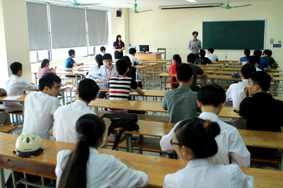 Giáo viên vào phổ biến quy chế thi. (Ảnh: Xuân Mai/Vietnam+)