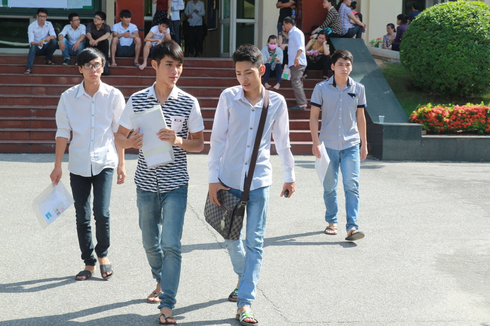 Thí sinh Học viện Báo chí và Tuyên truyền sau khi làm xong thủ tục. (Ảnh: Minh Sơn/Vietnam+)