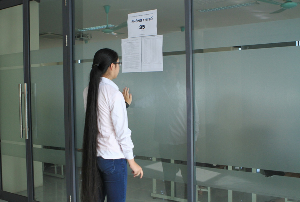 Thí sinh có mái tóc dài nhất dự thi khối A Đại học Ngoại Thương. (Ảnh: Xuân Mai/Vietnam+)