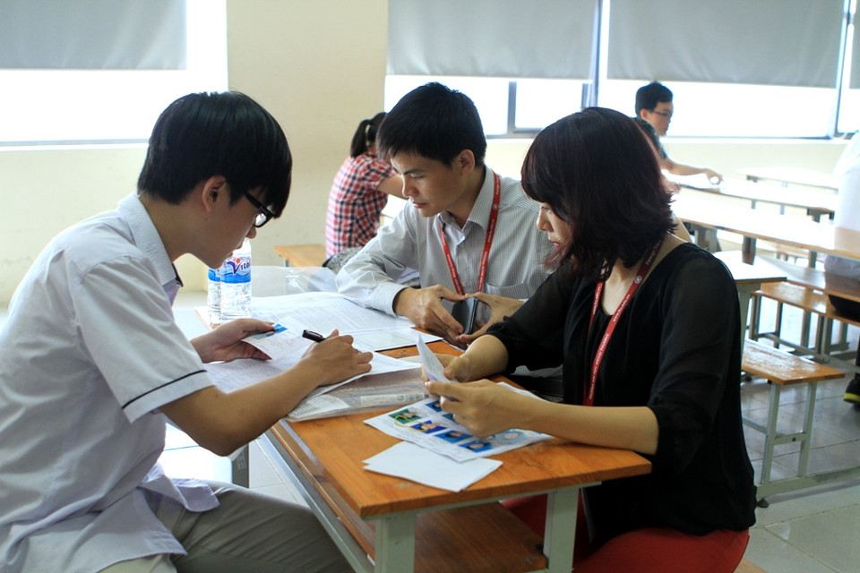 Thí sinh làm thủ tục dự thi. (Ảnh: Xuân Mai/Vietnam+)