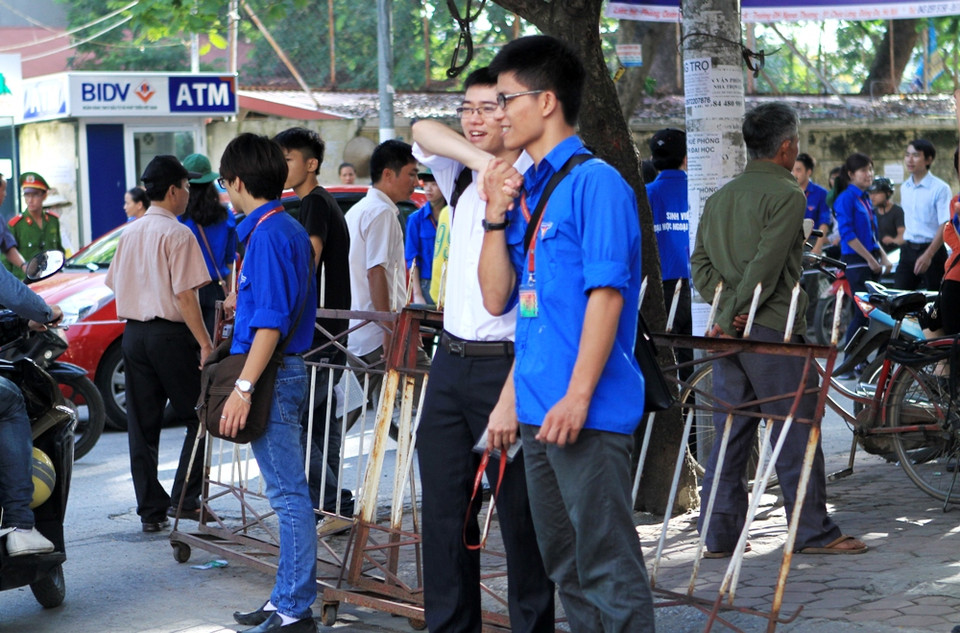 Cái bắt tay chúc thành công của sinh viên tình nguyện với sỹ tử mùa thi năm nay. (Ảnh: Xuân Mai/Vietnam+)