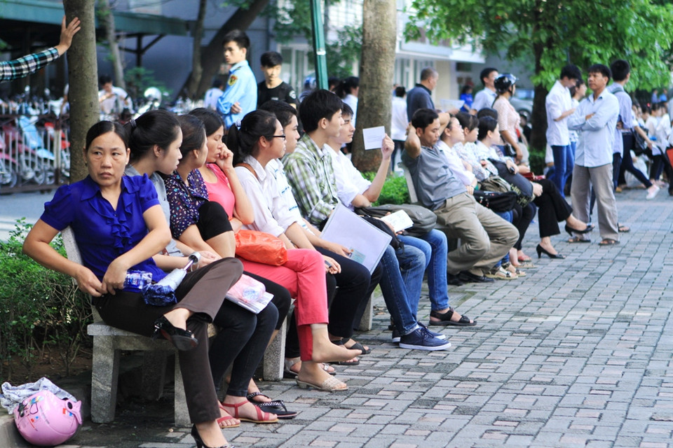 Phụ huynh đợi con vào làm thủ tục. (Ảnh: Xuân Mai/Vietnam+)