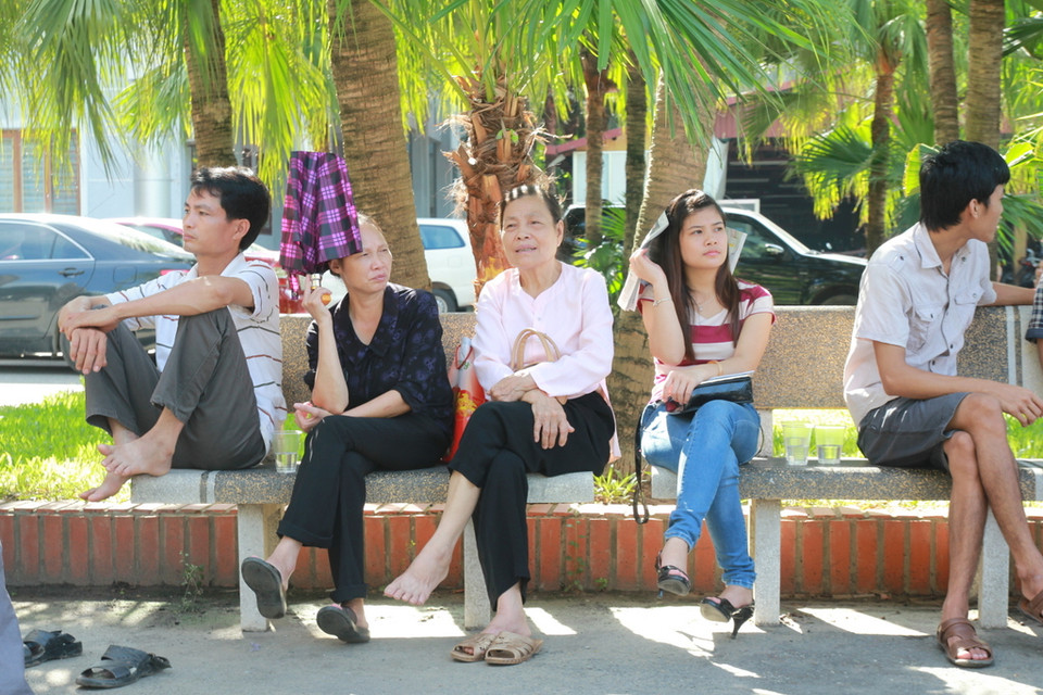 Bà chờ cháu vào làm thủ tục. (Ảnh: Minh Sơn/Vietnam+)