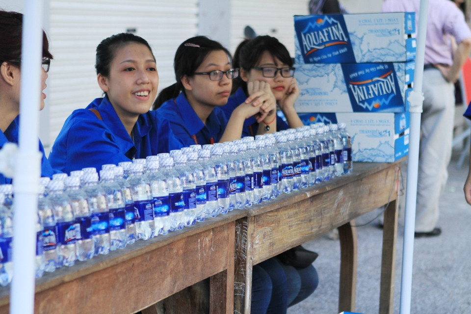 Tiếp nước cho thí sinh và phụ huynh.(Ảnh: Xuân Mai/Vietnam+)