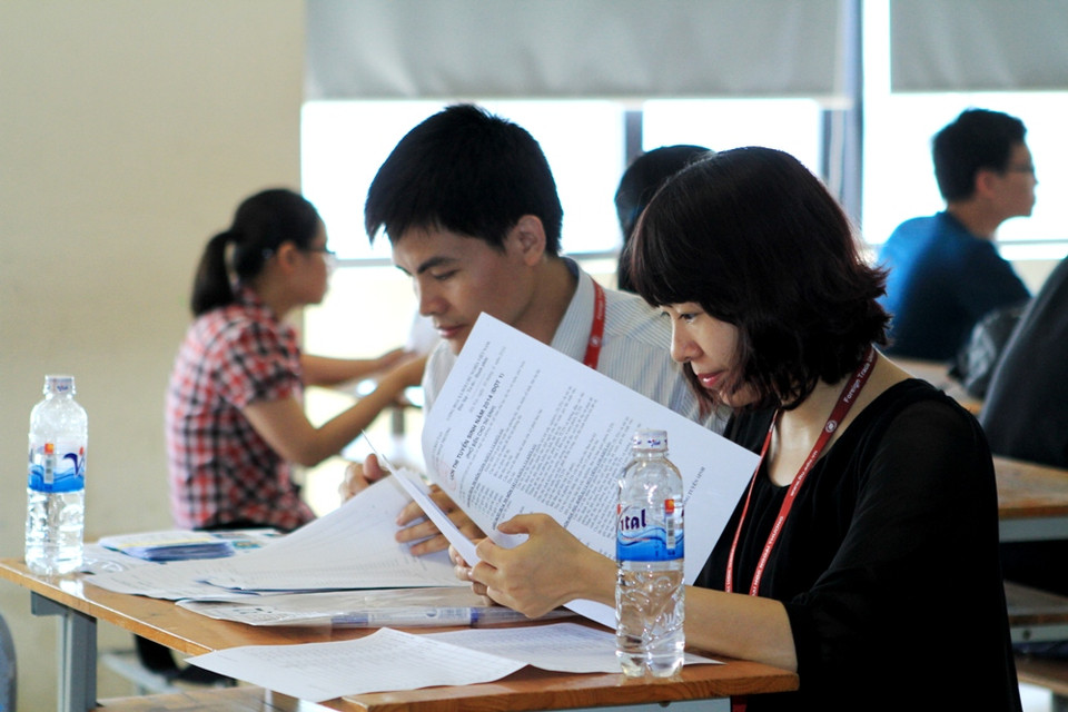 Kiểm tra hồ sơ lần cuối. (Ảnh: Xuân Mai/Vietnam+)