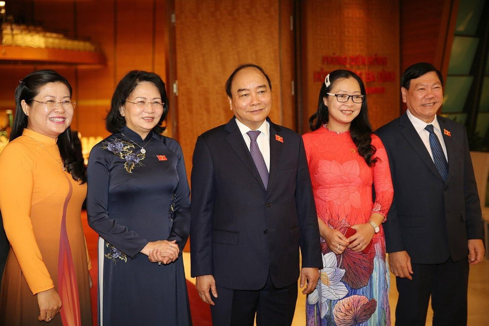 Thủ tướng Nguyễn Xuân Phúc với các đại biểu Quốc hội trước giờ khai mạc. (Ảnh: Dương Giang/TTXVN)