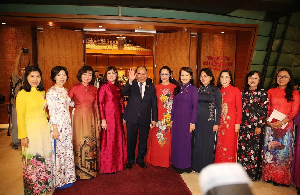 Thủ tướng Nguyễn Xuân Phúc với các đại biểu Quốc hội trước giờ khai mạc. (Ảnh: Dương Giang/TTXVN)