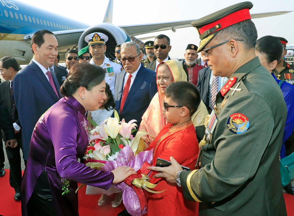 Chủ tịch nước Trần Đại Quang và Phu nhân cùng Tổng thống Cộng hòa Nhân dân Bangladesh Mohammad Abdul Hamid và Phu nhân tại lễ đón chính thức. (Ảnh: Nhan Sáng/TTXVN)