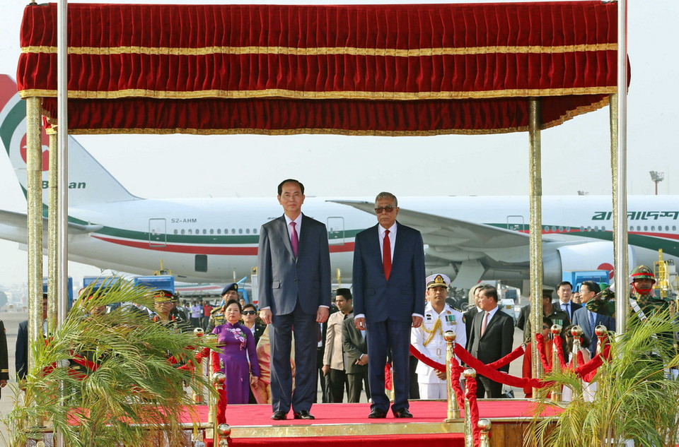 Chủ tịch nước Trần Đại Quang và Tổng thống Cộng hòa Nhân dân Bangladesh Mohammad Abdul Hamid trên bục danh dự tại lễ đón. (Ảnh: Nhan Sáng/TTXVN)