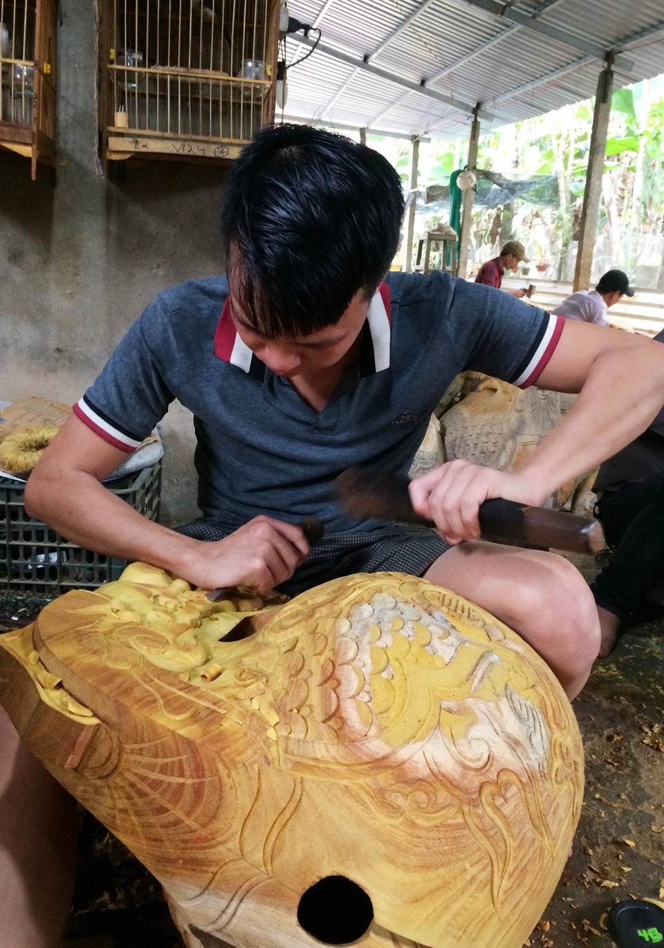 Sản xuất mõ của một hộ gia đình ở phường Thủy Xuân. (Ảnh: Hồ Cầu/TTXVN)