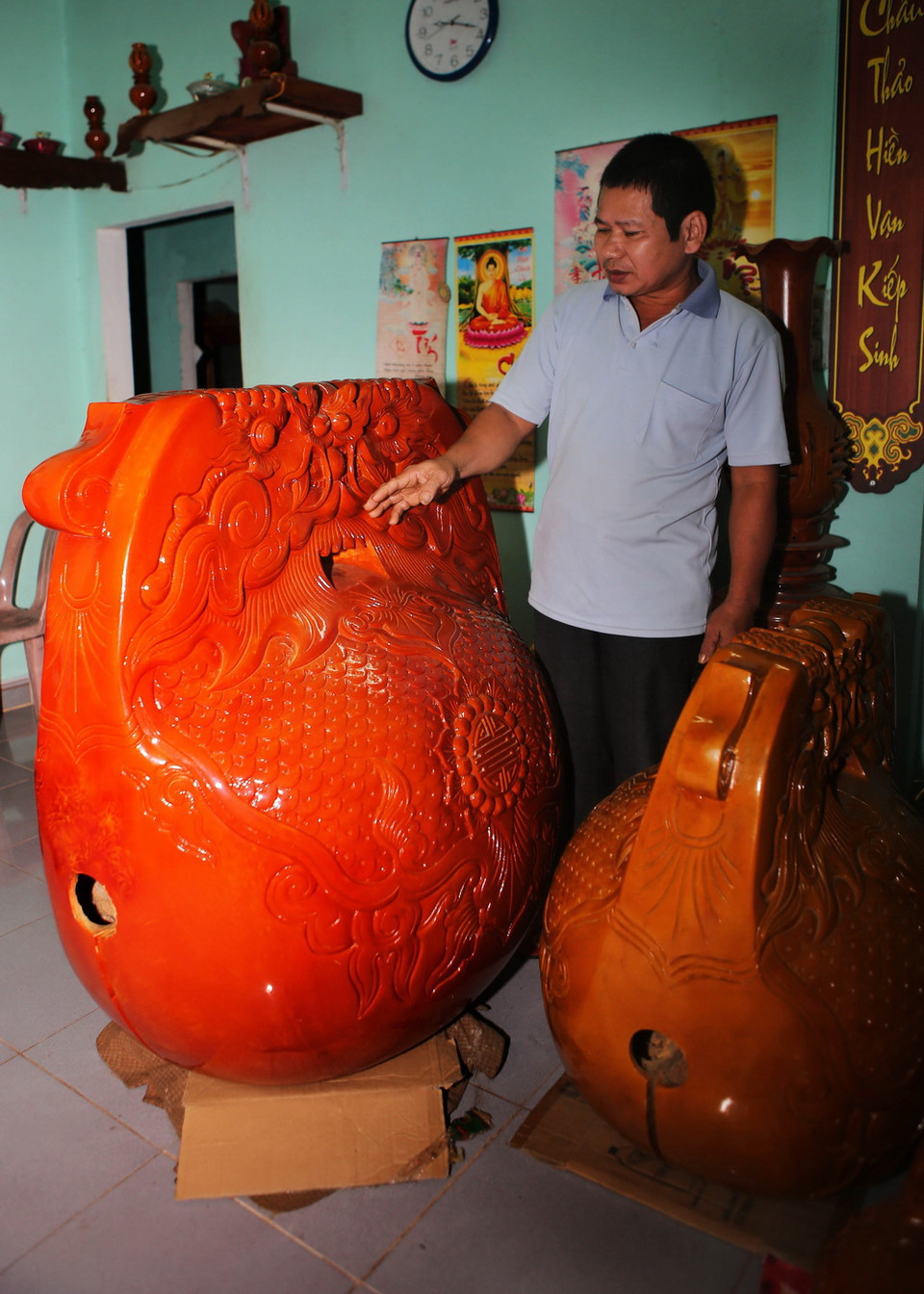  Mõ thường được làm bằng gỗ mít lâu năm với nhiều kích thước khác nhau và được chạm khắc tinh vi; cái nhỏ nhất có đường kính 10 cm có giá bán khoảng 150.000 đồng; cái lớn nhất khoảng trên 1 mét có giá bán khoảng trên 100 triệu đồng... (Ảnh: Hồ Cầu/TTXVN)