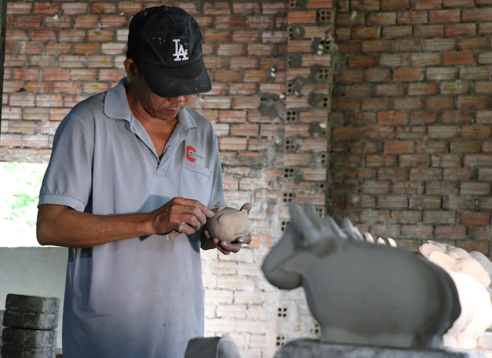 Nghệ nhân Nguyễn Thành Phi đã gắn bó với nghề gốm Biên Hòa 30 năm. (Ảnh: Sỹ Tuyên/TTXVN)