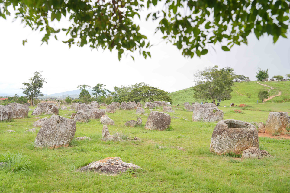 Những chiếc chum có chiều cao trung bình từ 1 đến 2 mét, với một số chiếc lên đến 3,5 mét và nặng hàng chục tấn .(Nguồn: Bá Thành/Vietnam+)