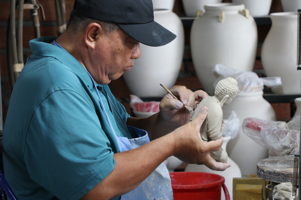 Nghệ nhân Lê Thanh Nhạn đã gắn bó với nghề gốm Biên Hòa hơn 30 năm. (Ảnh: Sỹ Tuyên/TTXVN)