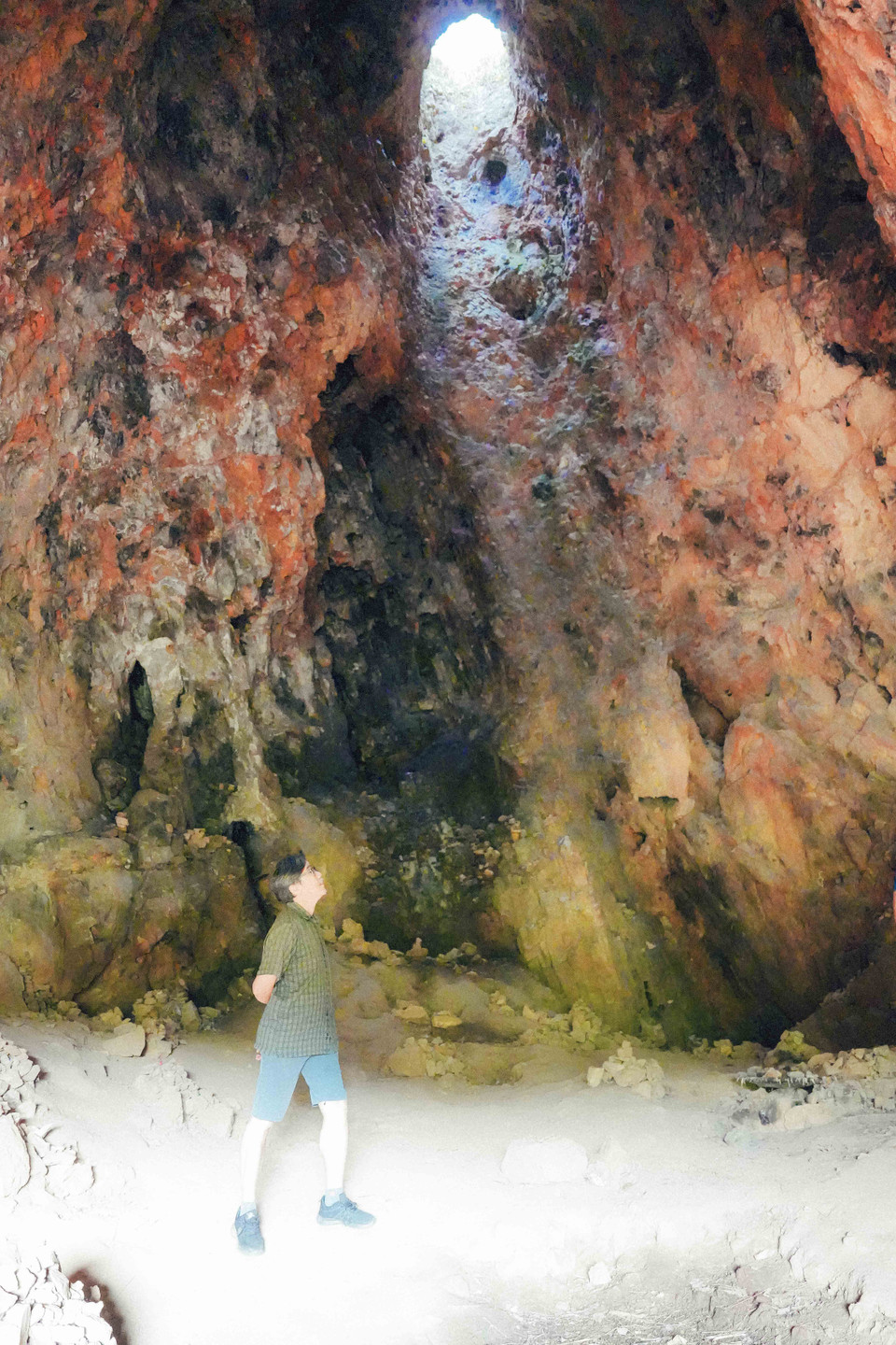 Phía trong động ở Cánh đồng Chum. (Nguồn: Bá Thành/Vietnam+)