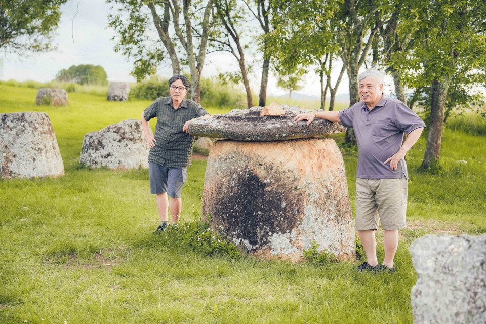 Du khách đang tìm hiểu về những chiếc chum kì bí ở Cao nguyên Xiengkhouang. (Nguồn: Bá Thành/Vietnam+)