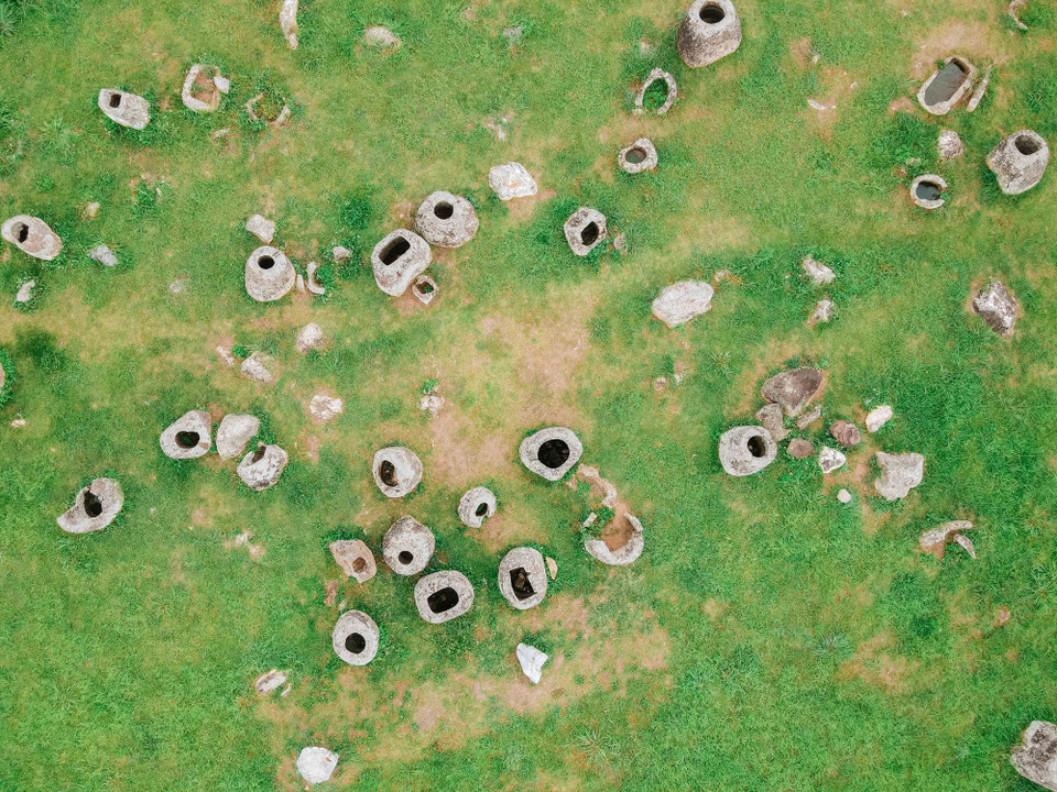 Những chiếc chum cổ thạch với đủ hình dáng, kích thước nơi đây đã tồn tại hàng ngàn năm. (Nguồn: Bá Thành/Vietnam+)